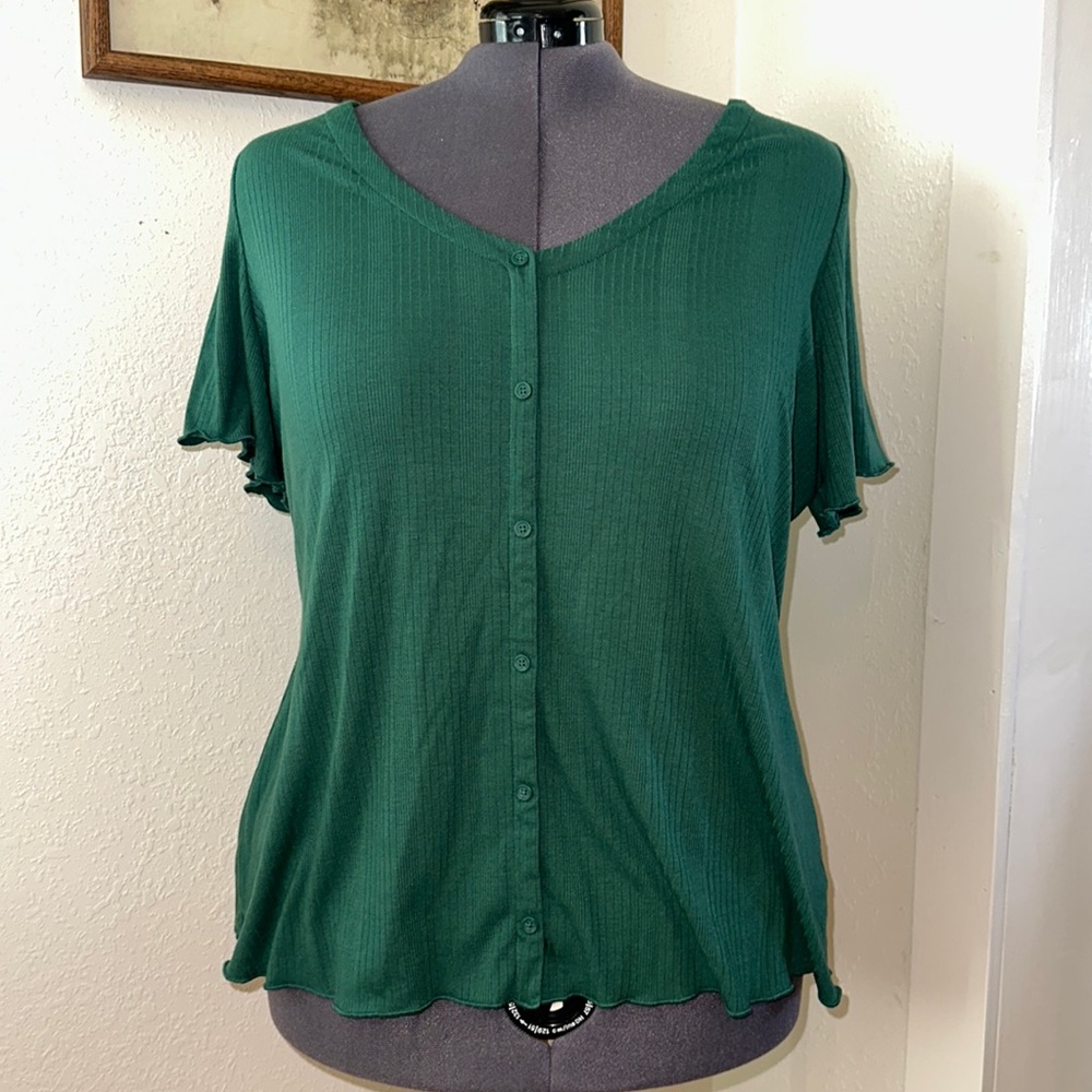 Fitted V-Neck Button-Front Tee 26/28
